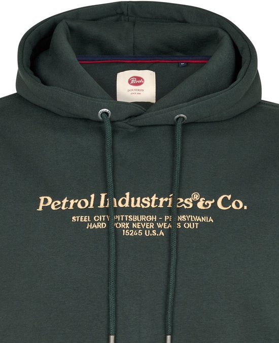 Donkergroene hoodie met beige 'Petrol Industries & Co.' tekst en koordjes bij de capuchon.