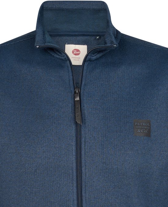 Donkerblauw gebreid vest met rits, opstaande kraag en Petrol Industries & Co. badge op de borst.
