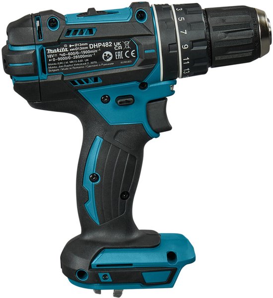 Achterkant van Makita DHP482 boormachine met technische specificaties en LXT-label op de behuizing.