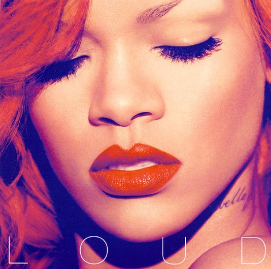 Close-up van Rihanna met felrood haar en helderrode lippenstift. De tekst LOUD staat onderaan het albumontwerp.