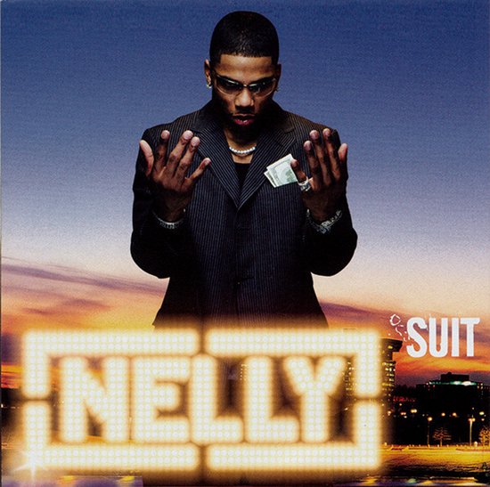 Nelly in een gestreept pak met zonnebril en bankbiljetten voor een zonsondergang op de cover van Suit.