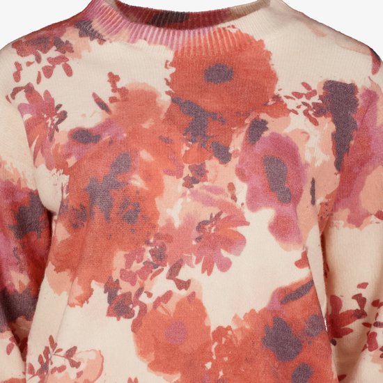 Close-up van een TwoDay damestrui met roze en beige bloemenprint en ronde hals.