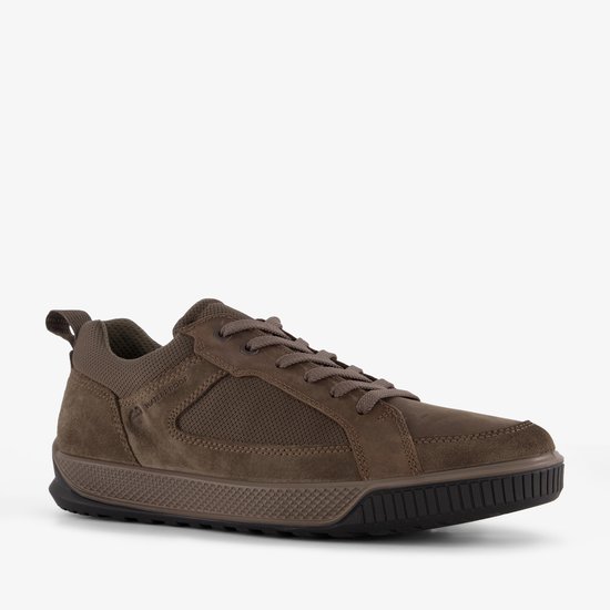 Bruine suède herensneaker met veters en textiele details, voorzien van een donkere zool en treklipje.