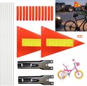 Oranje fietsvlaggen met reflecterende banden, bevestigingsbeugels, stokken en een roze kinderfiets.