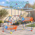 Een groot, levensgroot fort gebouwd van blauwe stangen en gele/oranje knooppunten, met openingen van 40x40 cm. Buiten en binnen het fort, kinderen kunnen erin kruipen, zitten en spelen. Tekst: Zo groot kan jouw fort worden. Levensgroot, met ruimte om echt in te spelen. Kruip, zit en speel erin. Opening van 40x40 cm.