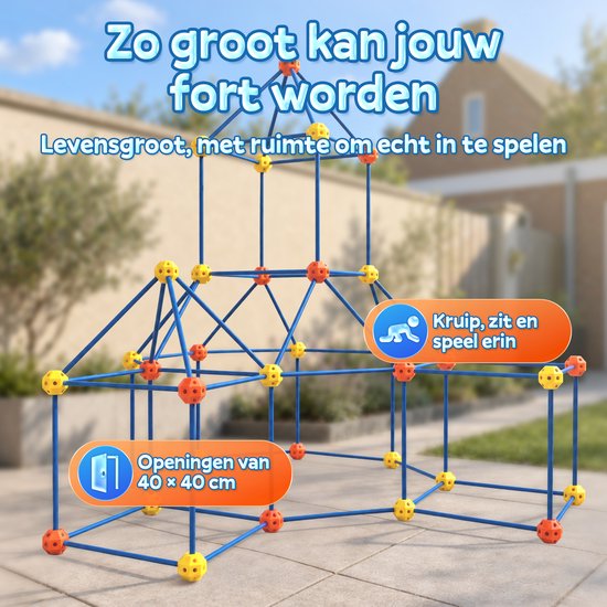 Een groot, levensgroot fort gebouwd van blauwe stangen en gele/oranje knooppunten, met openingen van 40x40 cm. Buiten en binnen het fort, kinderen kunnen erin kruipen, zitten en spelen. Tekst: Zo groot kan jouw fort worden. Levensgroot, met ruimte om echt in te spelen. Kruip, zit en speel erin. Opening van 40x40 cm.