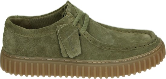 Mocassin lacets en suède olive, vue de côté sur fond noir, avec semelle plateforme marron.