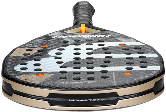 Padelracket met zwart, wit en goud design. Rand van het racket met 'CUSTOMWEIGHTSYSTEM'.