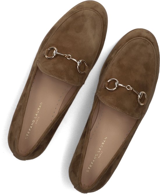 Bruine suède loafers met goudkleurige bit-detail en leren binnenzool met merknaam.