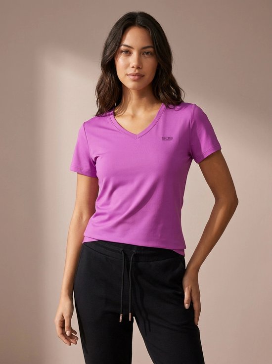 Paars sportshirt met V-hals, korte mouwen en logo op de linkerborst.