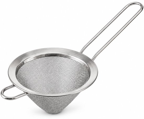 Zilverkleurige metalen cocktailzeef met lange steel en een fijnmazige kom.