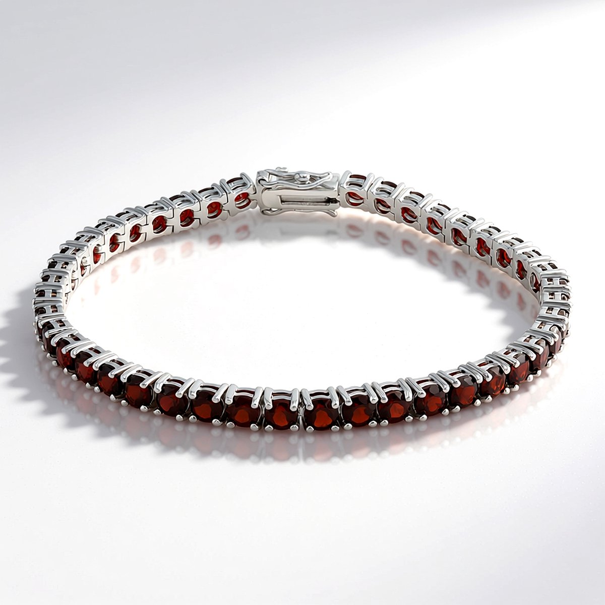 Cavill - Zilveren Armband met 13,986 ct Zambiaanse Granaten - 925 Sterling Zilver - Verstelbaar - Elegante Rode Edelstenen Sieraad