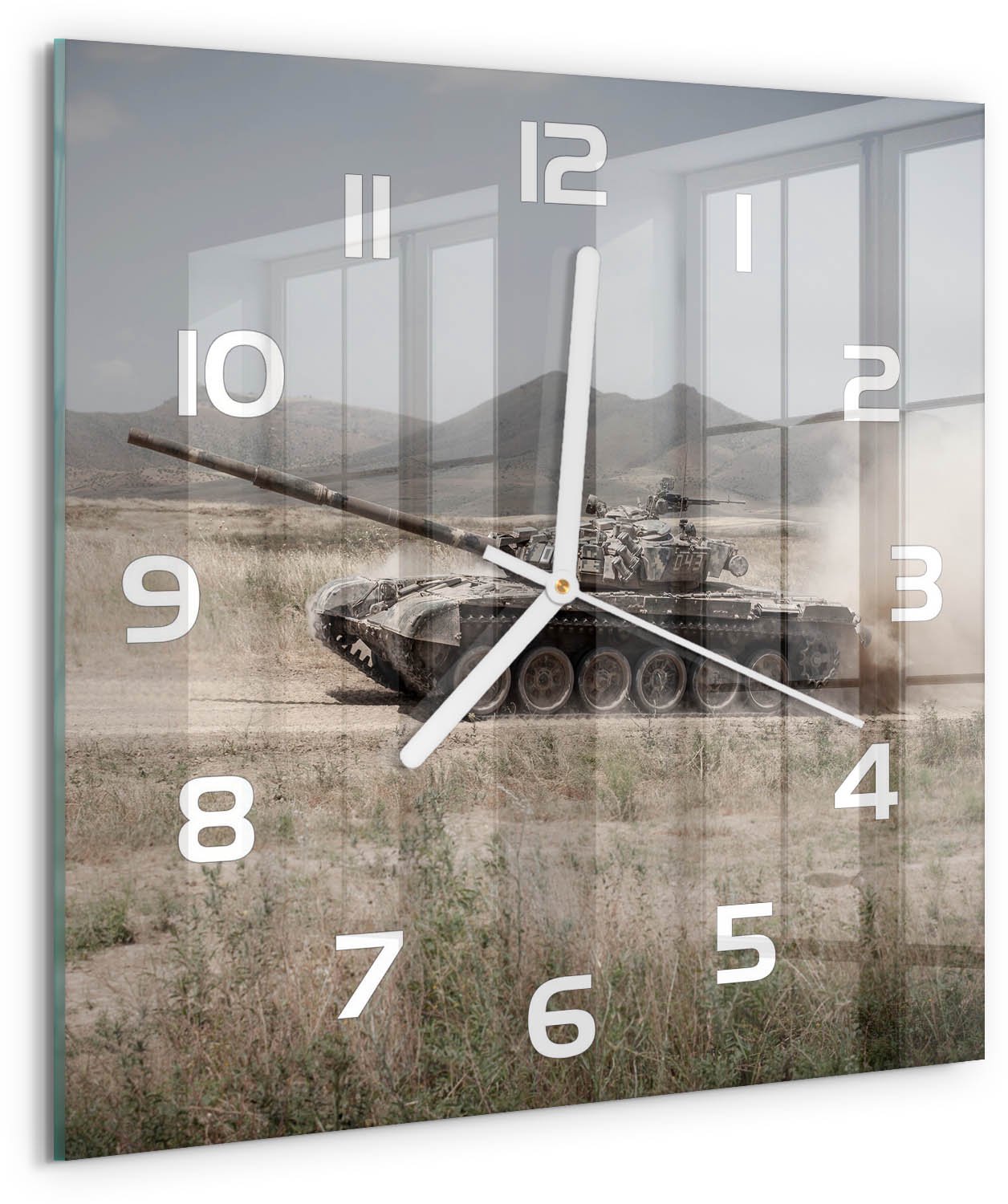 TULUP Wandklok - Tank in de woestijn Wandklok Glas Decoratie - 30x30 cm - Beige Gekleurde Glazen Klok - Witte handen - Vierkante Klok - Klok Glas Met Opdruk - Moderne Wandklok Glas