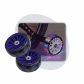 Twee blauwe zijwieltjes, waarvan één met kleurrijke LED-verlichting gemonteerd op een kinderfiets.