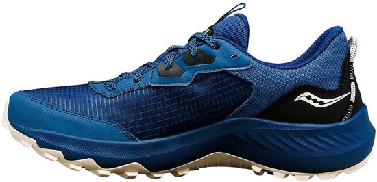 Blauwe Saucony hardloopschoen met mesh bovenwerk, zwart detail bij de hiel, wit logo en beige profielzool.