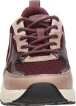 Voorkant wijnrode sneaker met taupe en metallic details, vetersluiting en witte zool.