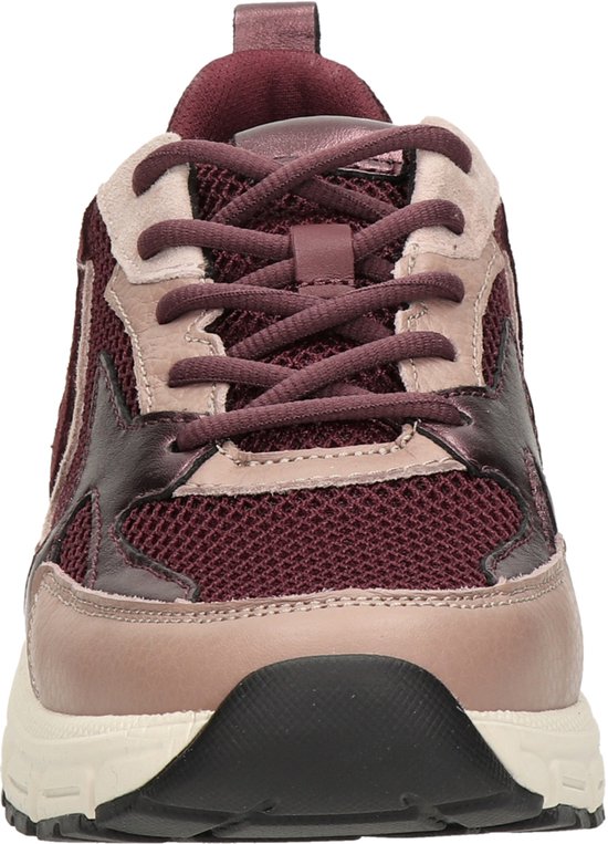 Voorkant wijnrode sneaker met taupe en metallic details, vetersluiting en witte zool.
