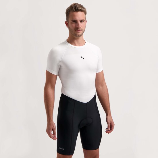 Man met zwarte fietsbroek met zeem en Rogelli logo op de pijp, en wit sportshirt.