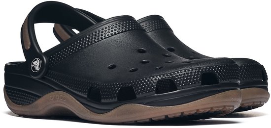 Zwarte Crocs klompen met bruine zolen en banden, van voren gezien.