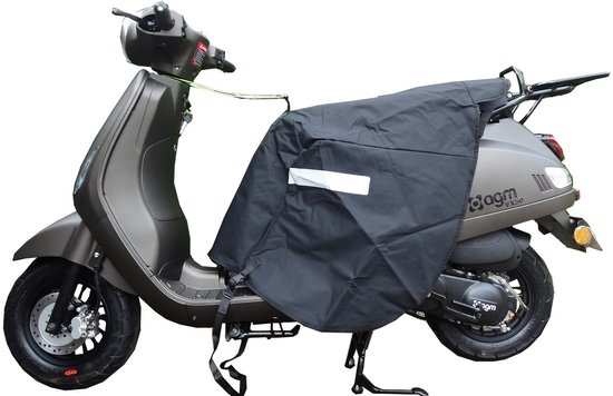 Donkergrijze scooter met zwarte scooterhoes die over de zijkant hangt, met een reflecterende witte streep.