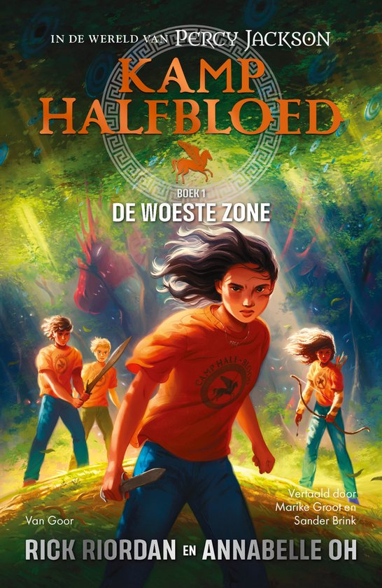 Boekomslag van Kamp Halfbloed 1 - De Woeste Zone. Vier kinderen in oranje T-shirts met opdruk 'Camp Half-Blood', omringd door een groen bos. Een meisje vooraan met pijl en boog, een jongen met zwaard, en twee anderen met messen.