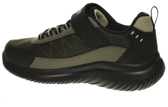 Zwarte kindersneaker met een klittenbandsluiting en veters. De schoen heeft groene en grijze accenten.