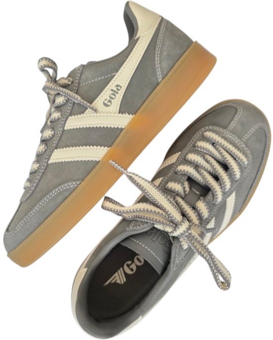 Grijze Gola sneakers, één ligt plat, met witte strepen en bruine zolen.