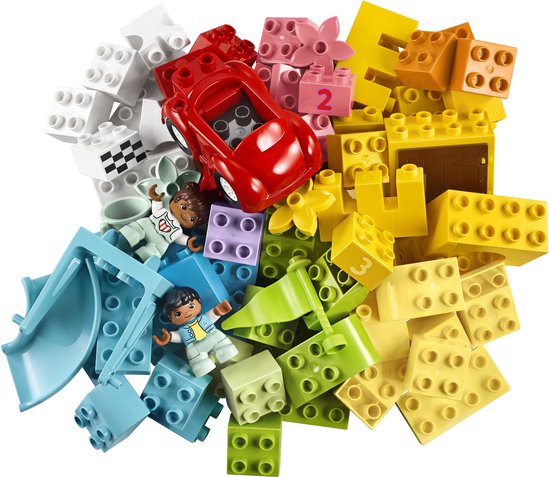 Une collection de briques LEGO Duplo colorées, y compris une voiture rouge, des figurines et un toboggan.