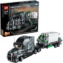 LEGO Technic Mack Anthem truck met witte container en groene kraan, naast de productdoos.