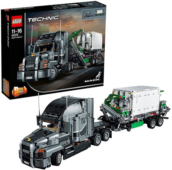 LEGO Technic Mack Anthem truck met witte container en groene kraan, naast de productdoos.