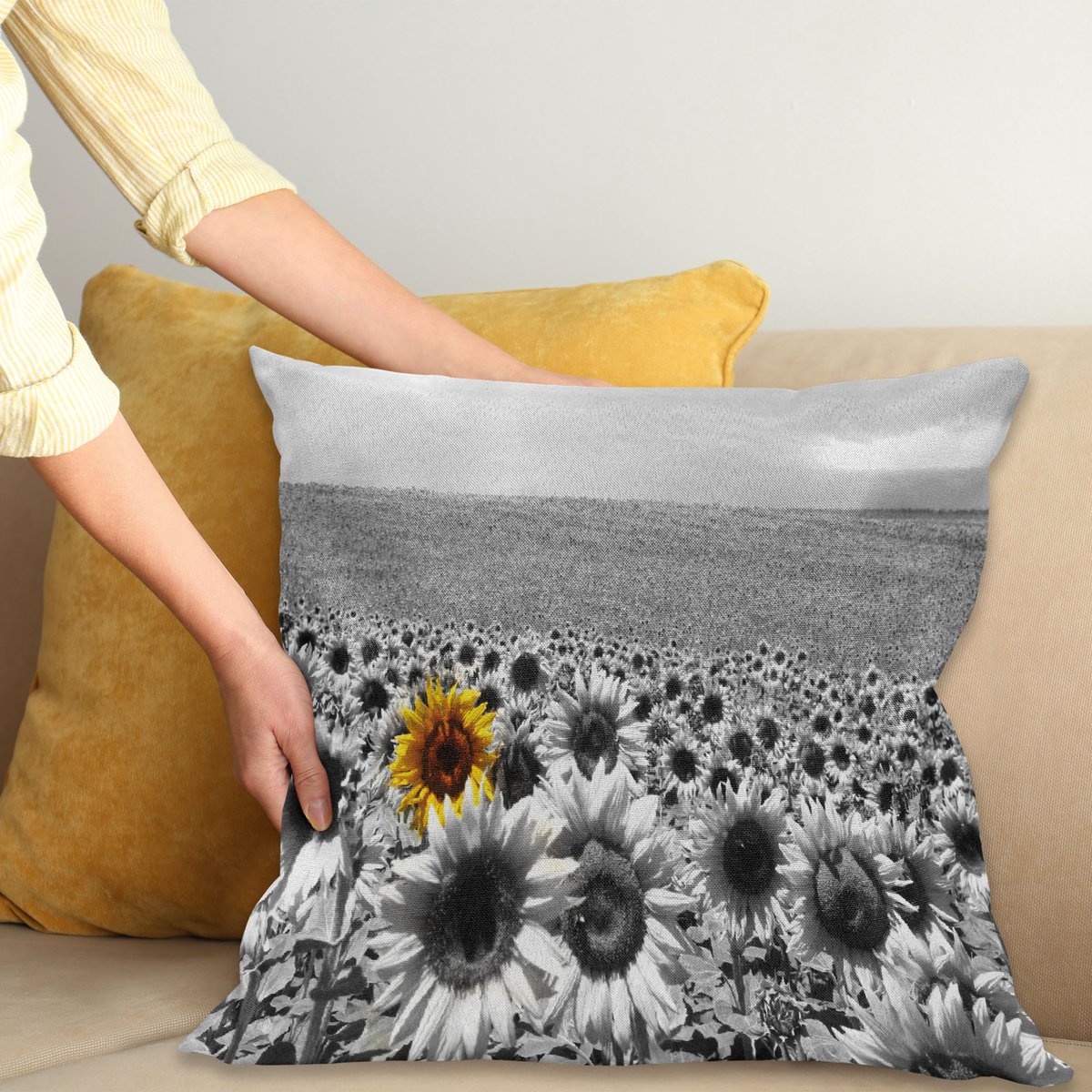 ABAKUHAUS Modern Sierkussenhoes, Zonnebloem Field Zwart en Wit met een Single Geel Bloem Lente Landschap Individuality, Decoratieve Vierkante Sierkussenhoes, 50 x 50 cm, Grijs