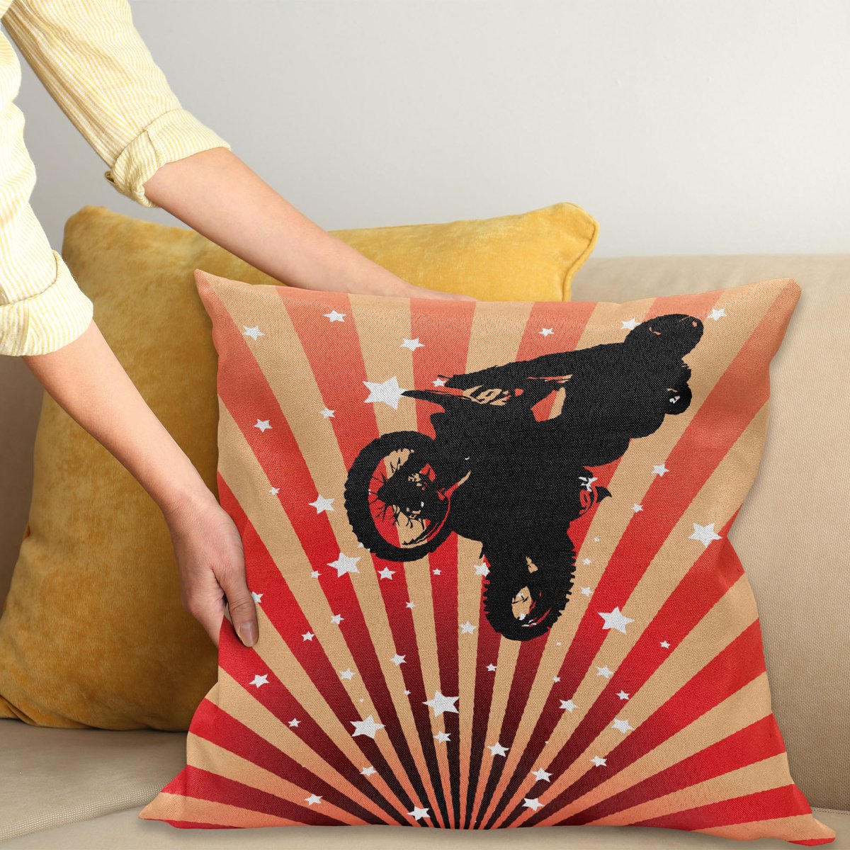 ABAKUHAUS Crossmotor Sierkussenhoes, Strepen Patroon met Sterren en Rider Silhouet Offroad Racen, Decoratieve Vierkante Sierkussenhoes, 40 x 40 cm, Vermiljoen Perzik en Zwart