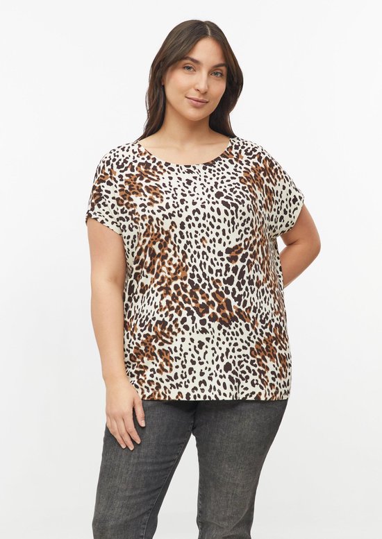 Model draagt een s.Oliver T-shirt met korte mouwen en een opvallende bruin-zwarte luipaardprint.