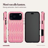 Zijaanzichten, achterkant en voorkant van een smartphone met een roze golvend gestreept hoesje.