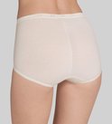 Achterkant van een beige Sloggi maxi-slip met kanten rand, gedragen door een model.