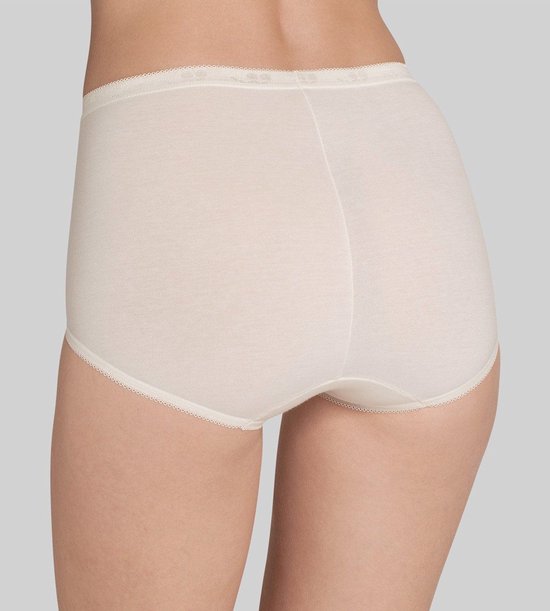 Achterkant van een beige Sloggi maxi-slip met kanten rand, gedragen door een model.