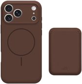 Bruine siliconen iPhone hoes met magnetische kaarthouder, wit op de achtergrond.