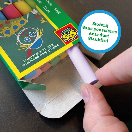 Un doigt saisit une craie violette anti-poussière d'une boîte SES Creative ouverte avec des illustrations d'enfants.