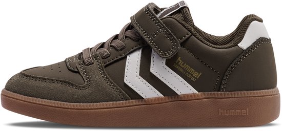 Zijaanzicht van olijfgroene Hummel sneaker met witte Hummel-chevrons en merkdetails in goud.