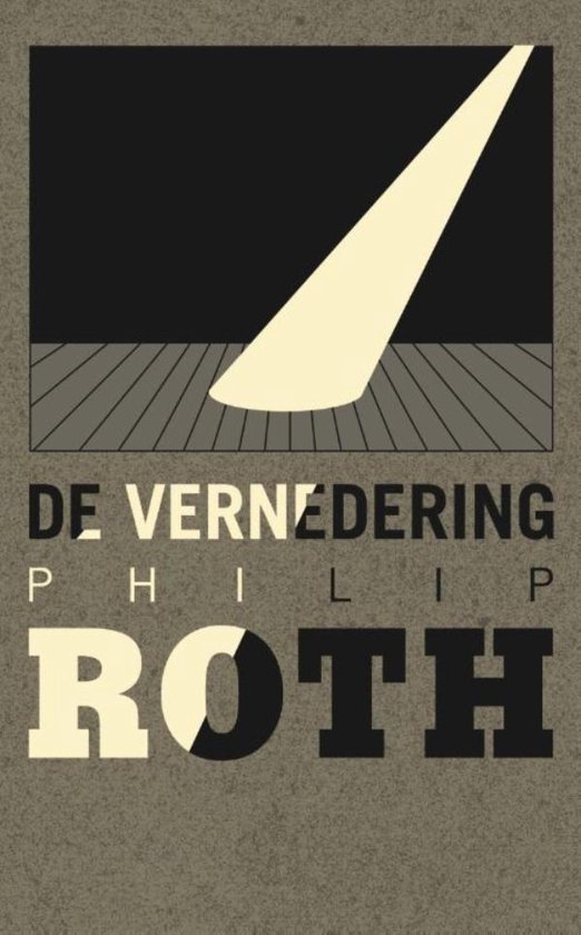 Boek kaft met de titel 'De vernedering' door Philip Roth. Een spotlight schijnt op een houten vloer.
