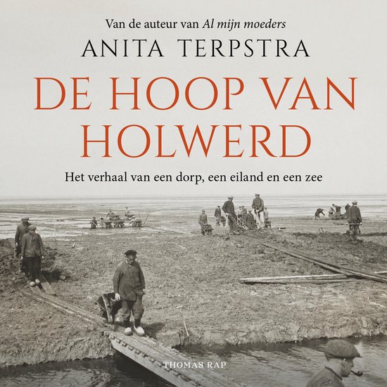 Boek "De Hoop van Holwerd" van Anita Terpstra. Historische foto van mannen aan het werk op land.