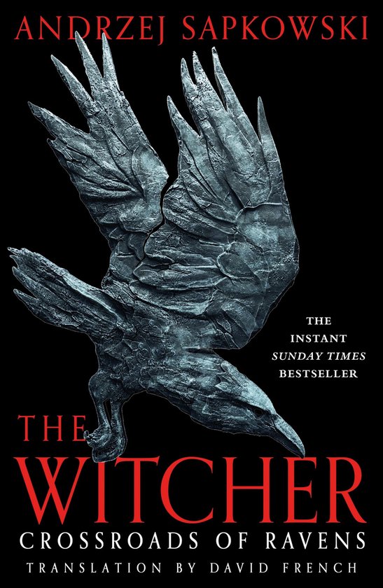 Couverture du livre 'The Witcher: Crossroads of Ravens' d'Andrzej Sapkowski, avec une image détaillée d'un corbeau en métal.
