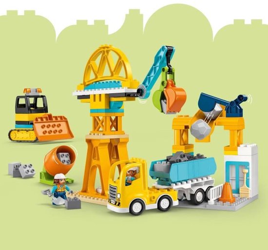 Camion LEGO Duplo jaune avec chantier, grue, pelleteuse, bétonnière et ouvrier du bâtiment.