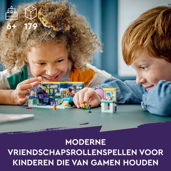 Twee kinderen spelen met een LEGO Friends speelgoedset met een slaapkamer en een arcadekast, op een tafel.
