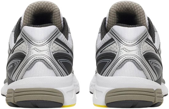 Achterzijde van twee hardloopschoenen met 'GUIDE 7' tekst en grijze hielstukken.