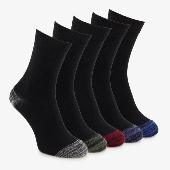 Vijf zwarte herensokken met gekleurde, gemêleerde tenen in grijs, groen, rood, paars en blauw.