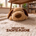 Bruine hondenkuffel op een gebreide deken, gemaakt van zachte pluche.
