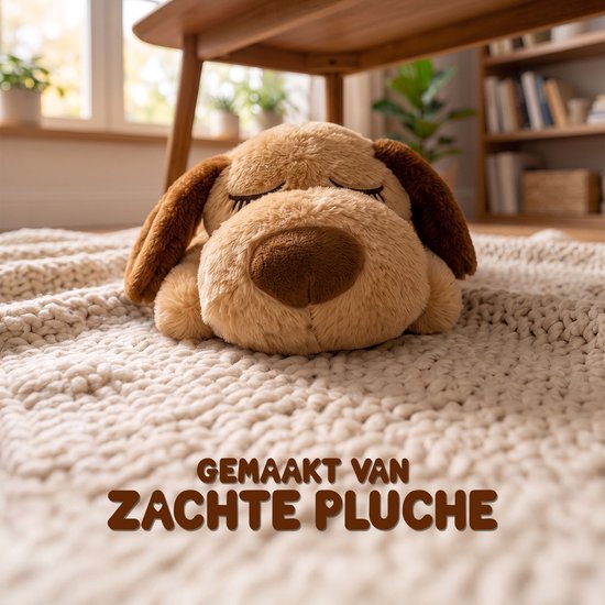 Bruine hondenkuffel op een gebreide deken, gemaakt van zachte pluche.