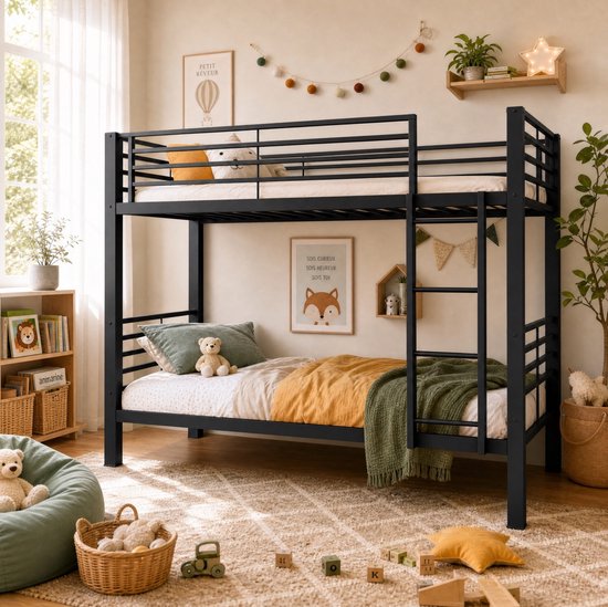 Zwart metalen stapelbed in een sfeervolle slaapkamer met okergele accenten, een zitzak en een vilten slinger.