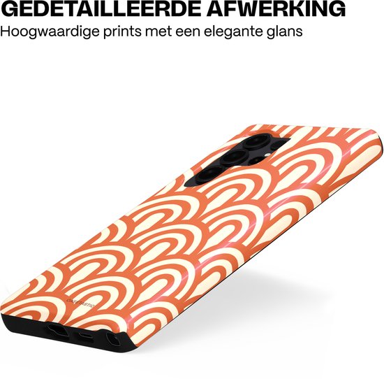 Telefoonhoesje met een oranje en crème gekleurd patroon van gebogen lijnen, met een glanzende afwerking.